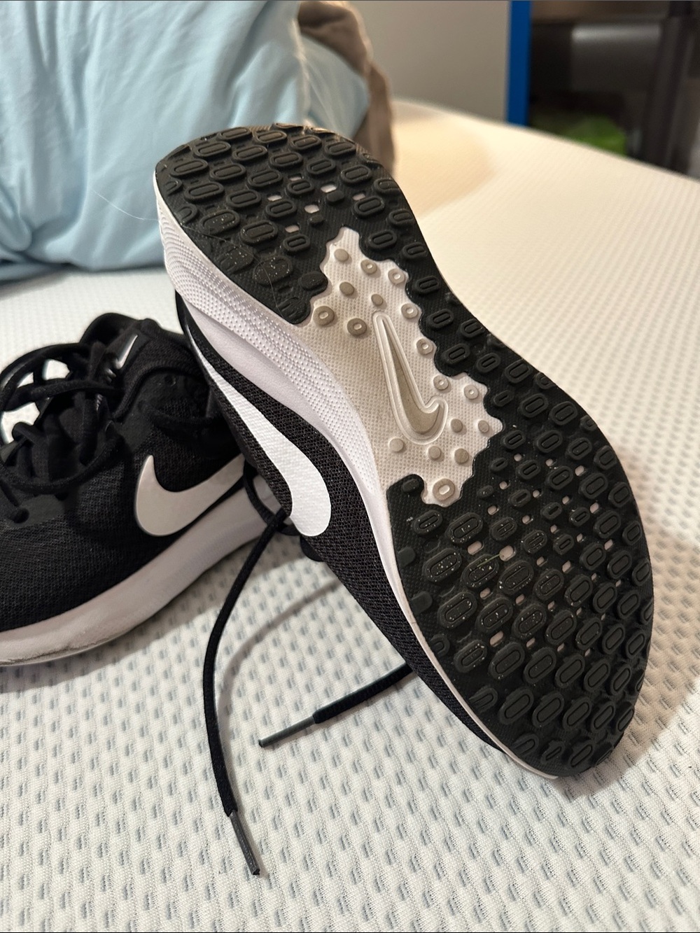 Nike Women’s Black and White Running Shoes Revolution - Picture 2 of 4